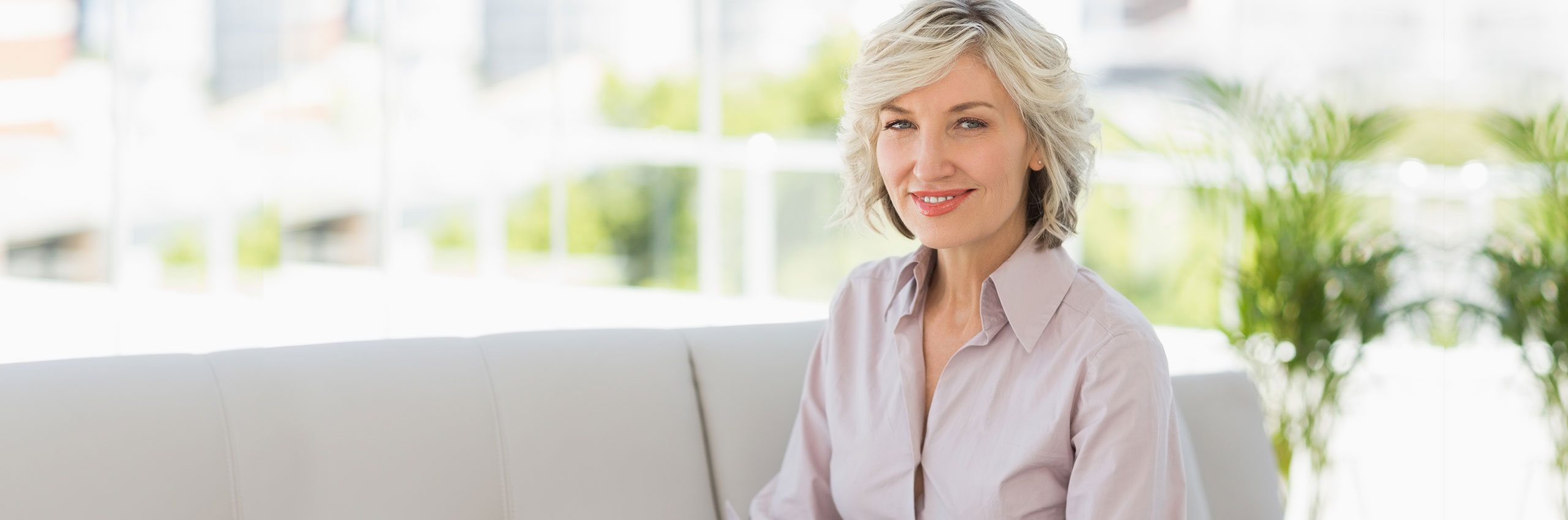 Привлекают взрослые женщины. Консультация психолога. Подруги в кафе немолодые. Пожилые подруги за столом. Консультирование пожилых.